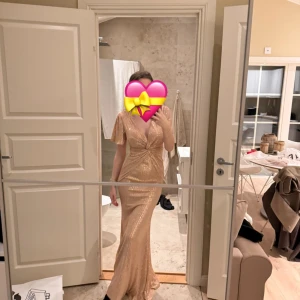 Balklänning  - en glittrig balklänning i färgen champagne. Aldrig använd ändast testad💖🌸