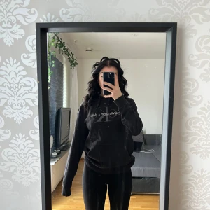 Calvin Klein Hoodie  - Calvin Klein Hoodie Svart, Strl S (men size). Använd men i bra skick. 
