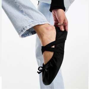 Säljer mina svarta ballerinas i satin med korsade band. Köpta online från Asos.com, i storlek 41. Helt nya och använda! Kan mötas upp i Globenområdet. 🤗