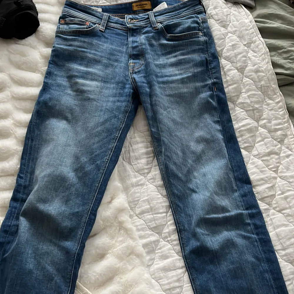 Nu säljer jag dessa trendiga Jack and Jones jeans. Dessa har slim/tapred passform. Dessa är väldigt trendiga och har en sjukt snygg färg. Ingen tecken på användning alls. Skick 9/10. Nypris 1199kr. Säljer för endast 250kr. Jeans & Byxor.