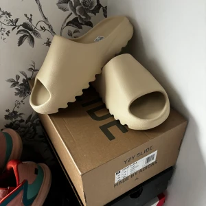 Yeezy Slides - Säljer helt nya Yeezy slides från USA. Jag har använt de lite hemma men annars inte. Skriv för fler bilder