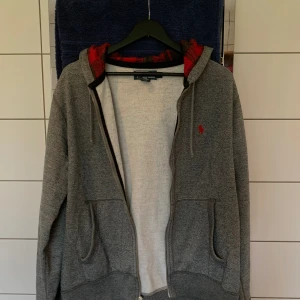 Ralph lauren zip hoddie - Ralph lauren zip i magnefikt skick💁🏼‍♂️ Nypris 1,2k Skicka ett bud