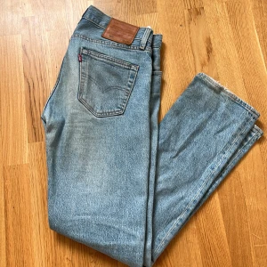 Levis jeans - Storlek 29/32 De är använt skick men ändå bra. Skick 7,5/10 Skriv om ni har frågor funderingar!