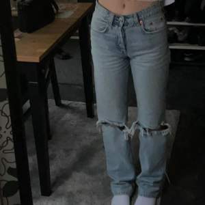 Jeans från Zara i storlek 32, säljer då de inte passar mig längre💗De är använda men i ett bra skick (se bilder) priset kan diskuteras💕
