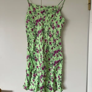 Klänning från zara  - Säljer denna gulliga sommardröm då den inte längre passar. Den är ej använd. Från Zara i storlek S❤️
