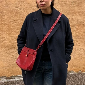 Röd vintage Väska - Ball Röd väska! Införskaffades i en vintage butik. Säljer då den tyvärr inte längre kommer till användning! Men hoppas att någon annan kan nyttja den mer än mig.  Den är i mycket bra skick❤️