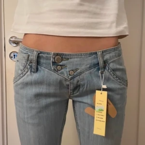 Unika jeans! - Säljer dessa jättefina unika jeans pga att de tyvärr inte passade mig🩷Midjemått 40, innerbenslängd 81! (Bilderna är lånade)