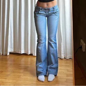 Low vintage Bootcut jeans  - Super fräscha o fint skick. Passar mig som är cirka S 168cm. Midja 38cm o innerbenet 79. Kom privat för frågor eller prisförslag.☺️