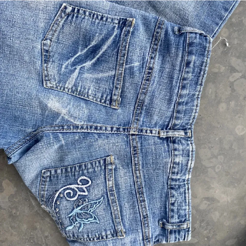 Snygga lågmidjade jeans med ditaljer. Köpta på Plick men säljer eftersom att de tyvärr inte passade. Har en liten defekt (bild 3).. Jeans & Byxor.