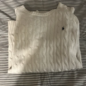 Stickad Ralph lauren tröja. - Säljer nu min stickade Ralph Ralphlauren tröja som jag har haft ett tag. Den är i super skicka och inga skador. Storlek XL barn passar även smal i vuxen
