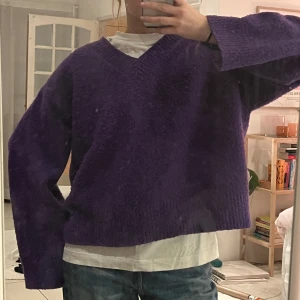 Lila stickad tröja - Lila jättemysig stickad tröja från Weekday. Fint skick, aningen nopprig, men säljer för ett billigare pris! Stl S, sitter oversized!