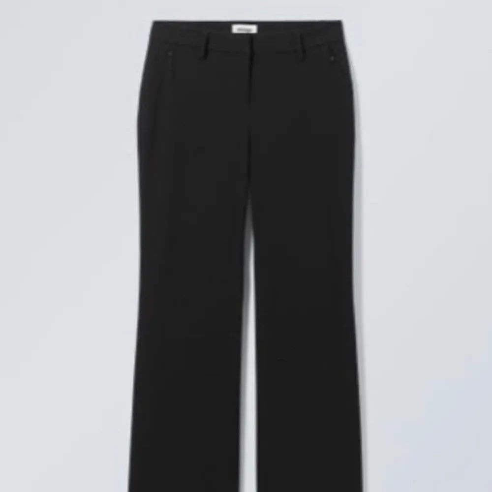 Jätte bekväma kostymbyxor, har använts få gånger, Storlek 36 och är själv 165 cm, Mid/High waist svarta kostymbyxor💗. Jeans & Byxor.
