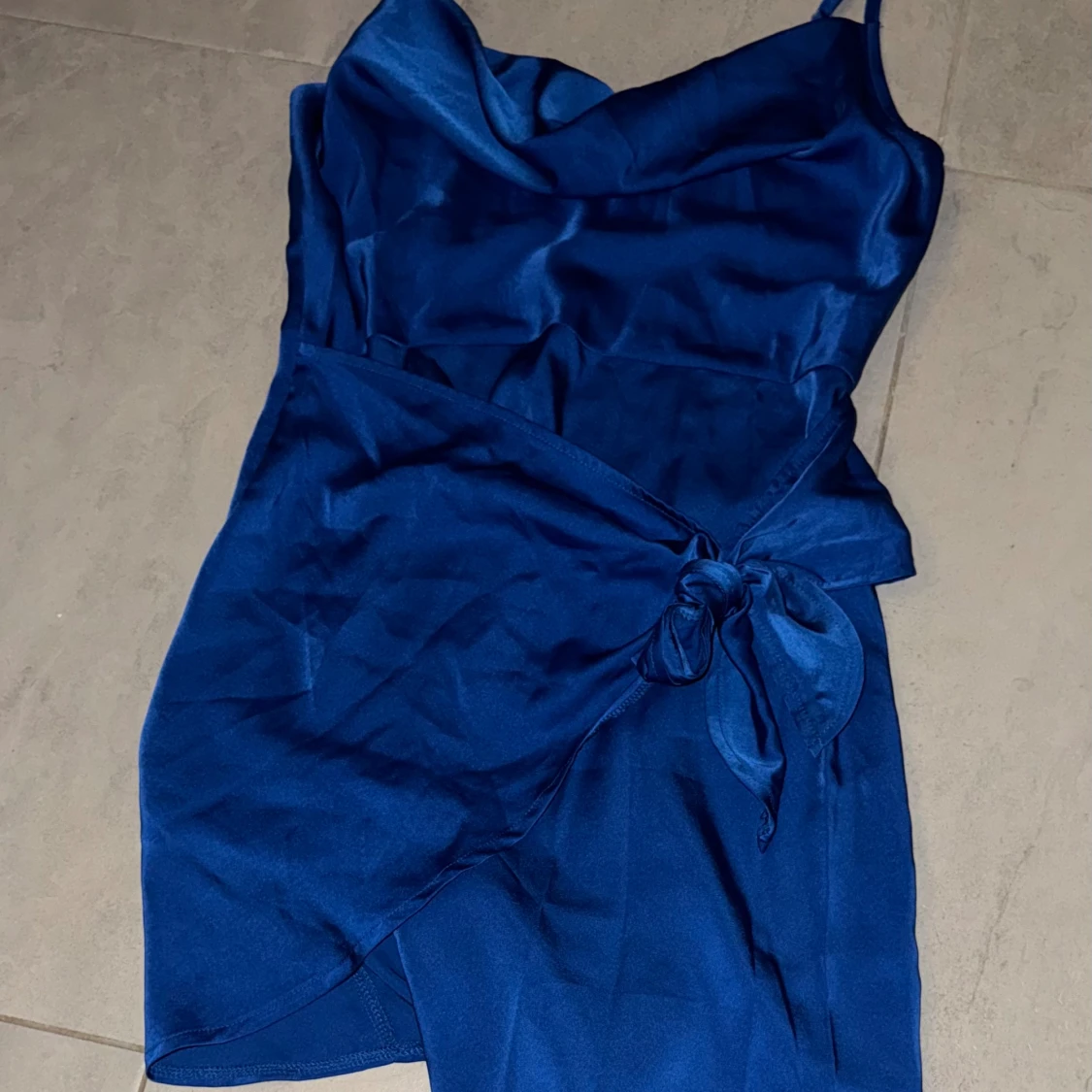 Blå satin klänning - 91