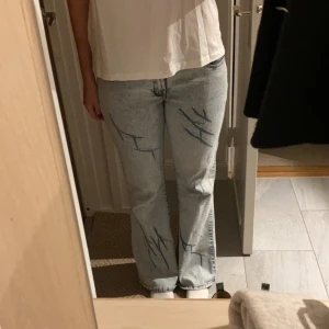 Lågmidjade jeans - Skitsnygga lågmidjade jeans som är supersköna med coola detaljer på!😍