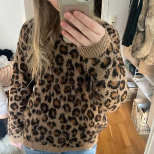 Leopard tröja - Stickad leopardtröja i strl 158/164 men sitter som xs/s💗skriv vid intresse 