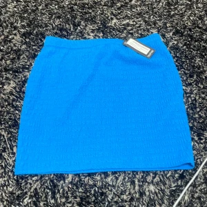 Kjol med fint mäster insytt  - Inte använd  Prislappen kvar  Köpt för 350