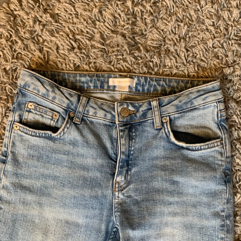säljer mina ljus blåa lågmidjade jeans från Gina Tricot young. Byxorna är i fint skick då dom är oanvända. Tror inte att just denna modell finns kvar på Gina Tricot längre. Priset kan diskuteras. Skriv för mer information och bilder❤️💞. Jeans & Byxor.