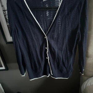 Kofta  - Marinblå kofta från h&m💙💙