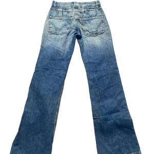 jättefina jeans från dolce & Gabbana med coola detaljer baktill. Innerbenslängd: ca 82 Ytterbenslängd: 107 cm Midjemått mätt rakt över: 37 cm