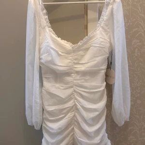 Klänning  - Oanvänd klänning från Nelly. Jättefin men kommer inte komma till användning. 