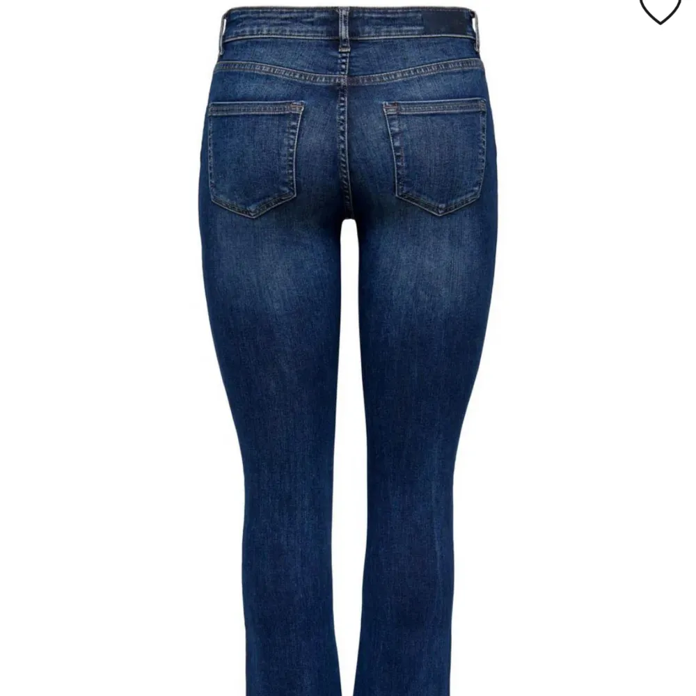 Jättefina bootcut jeans från only skriv om du har frågor💗. Jeans & Byxor.