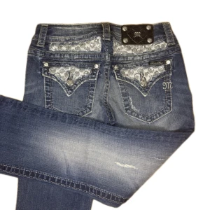MISS ME JEANS - Miss Me jeans i modellen ”JP6273B2/ skinny” midjemåttet rakt över är 37,5cm. Ytterbenet 107,5cm och innerbenet 85cm. Jeansen är som nya. Kontakta vid intresse!
