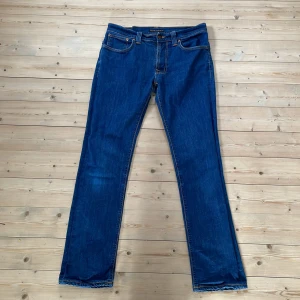 Nudie jeans - Storlek 33/32 Mycket bra skick, använd ett fåtal gånger. Säljer pga för små för mig. Passar perfekt för personer som är 180 cm. Kan diskutera pris.