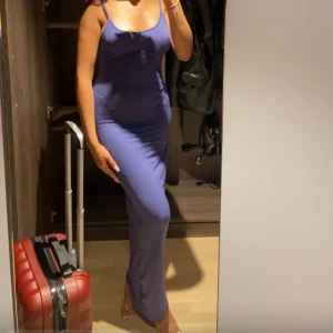 En basic klänning  - En basic klänning som används en gång. Behöver säljas pga den är för liten 