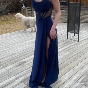 Balklänning  - Helt ny, säljer pga att ja hitta en annan. Köptes för 1079kr.  Lite lång på mig som är 157cm annars normal i storleken. 