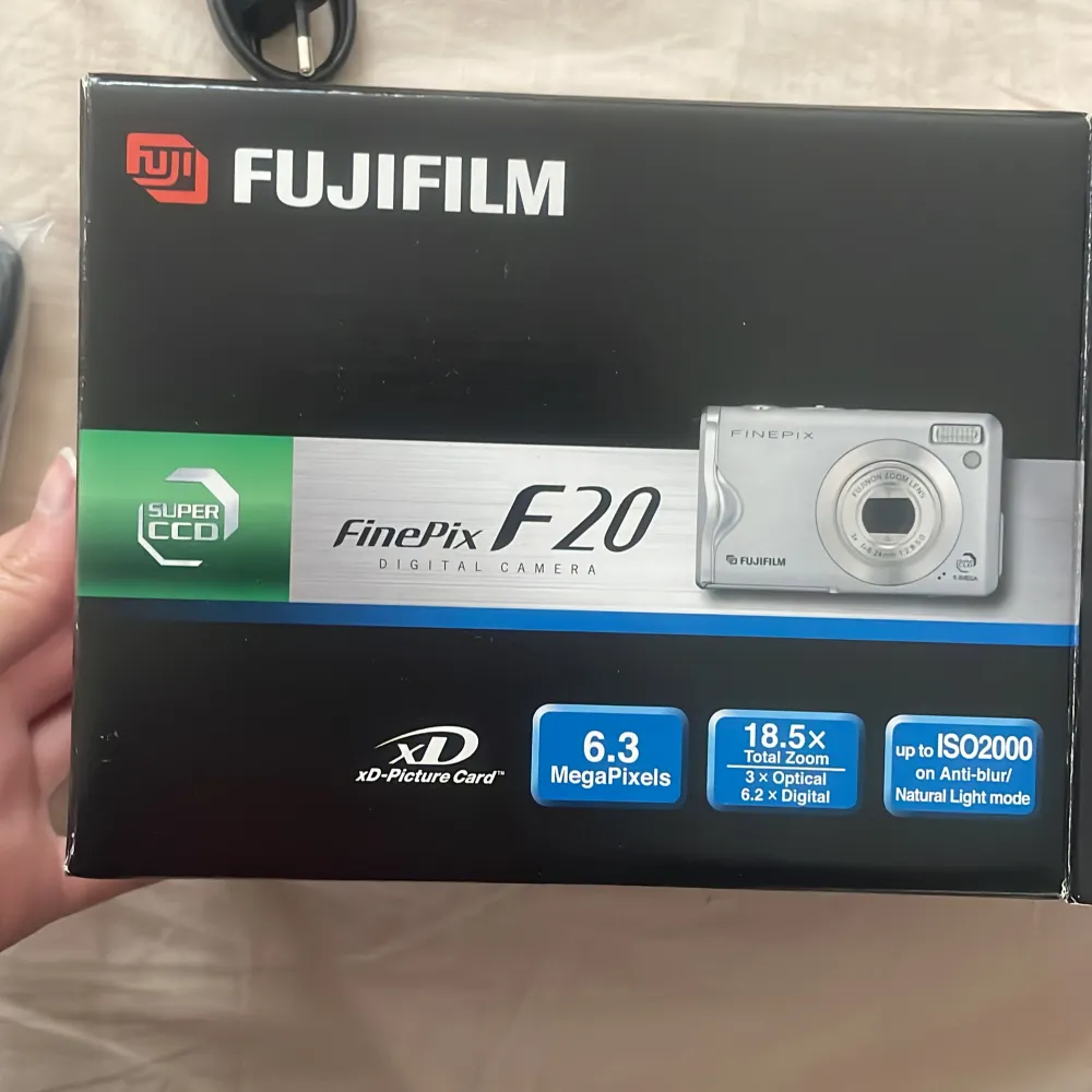 Helt oanvänd Fujifilm kamera. Kom ut tidigt 2000-tal och ger 90s/2000s effekt. Allt är med i förpackningen förutom ett minneskort. Men kameran har en litet inbyggt minne på 10MB som kan användas utan minneskort undertiden. . Övrigt.