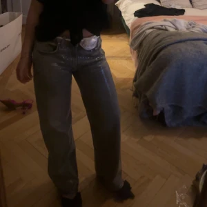 Glitter jeans  - Super snygg jeans från Gina tricot perfekta till fest 🎊  Köpta till sommaren ungefär  Stolek 38 men passar även 36  Pris kan diskuteras vid en snabb affär 🥰 Långa i modellen 
