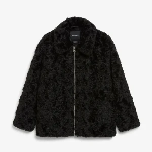 Teddy jacka - Intressekoll på min teddy jacka från Monki. Råka köpa 2 st, Helt ny med prislapp tänker mig 350 + frakt. Helt ny!! Den är oversized så xss sitter som en s på mig💕