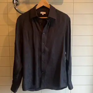 Tja säljer en unik skjorta från Reiss med ett fett mönster. Den är i strl S fits M också. Sparsamt använd inga fel eller slitningar. Nypris ligger på 1.300kr