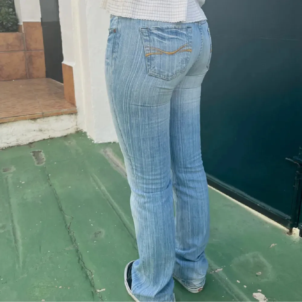 Super snygga lågmidjade jeans med perfekta passformen från pepe jeans, jätte fint skick och inga defekter. Midjemått 39 Innerbenslängd 84. Skulle passa perfekt någon som är 165💘. Jeans & Byxor.