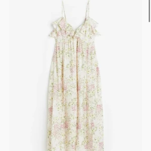 klänning från hm helt ny med prislapp - Super fin klänning från hm!  Helt ny med prislapp!💕💕 Skulle säga att den är liten i storlek passar allt från xs-m