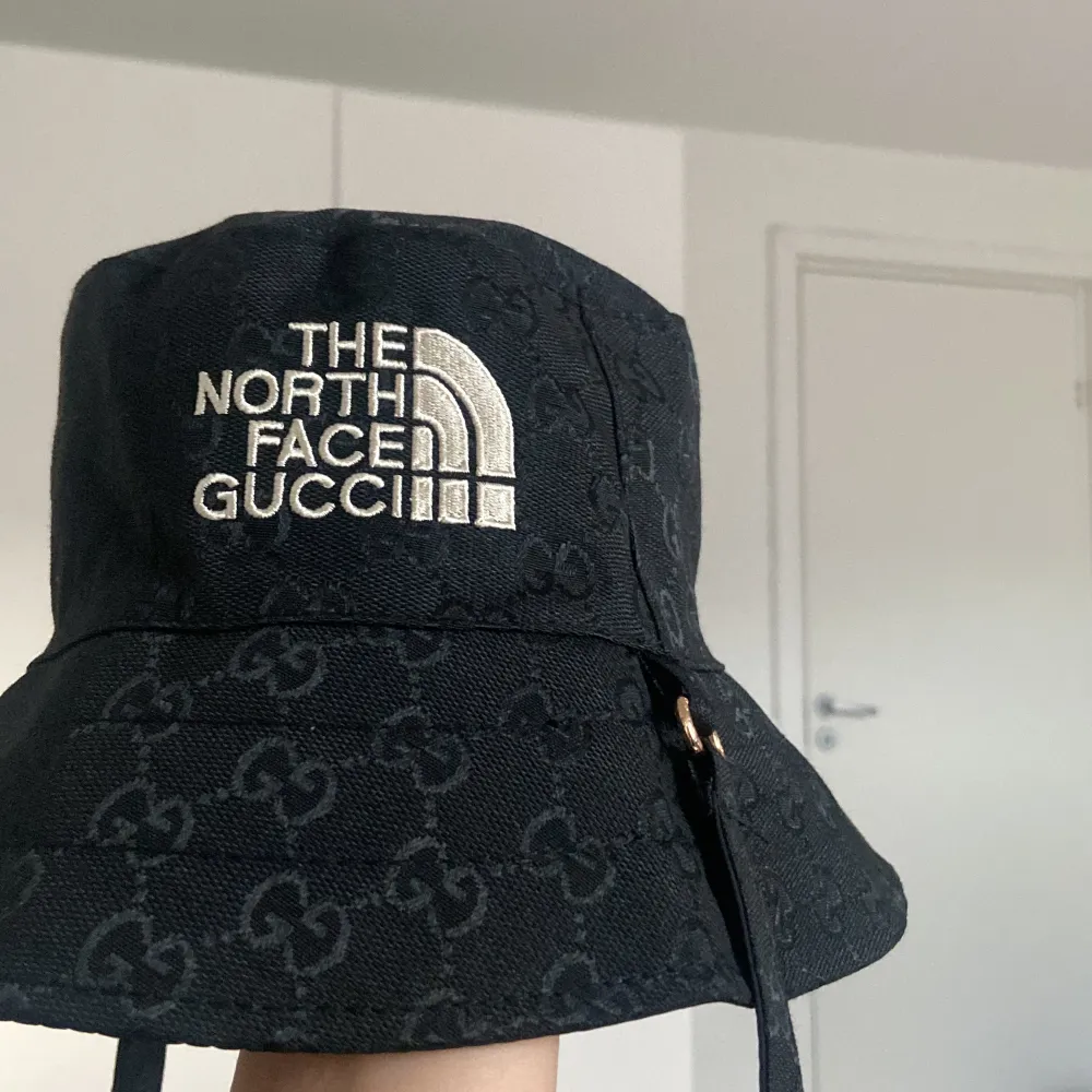 Gucci x north face bucket hat. Helt ny . Övrigt.