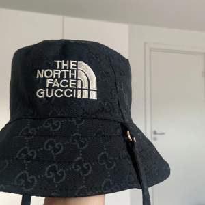 Gucci x north face bucket hat. Helt ny 
