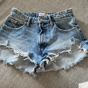 Zara shorts  - Säljer trendiga zara shorts på grund av att det är alldeles för små! Shortsen är de absolut inget fel på, väldigt bra skick och väldigt fina💗 