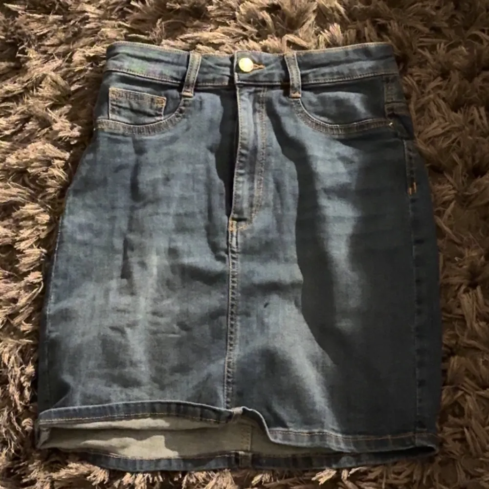 Blå jeans kjol från Gina tricot. Fint skick, köptes för 2 år sedan men knappt blivit använda. Storlek S. Kjolar.