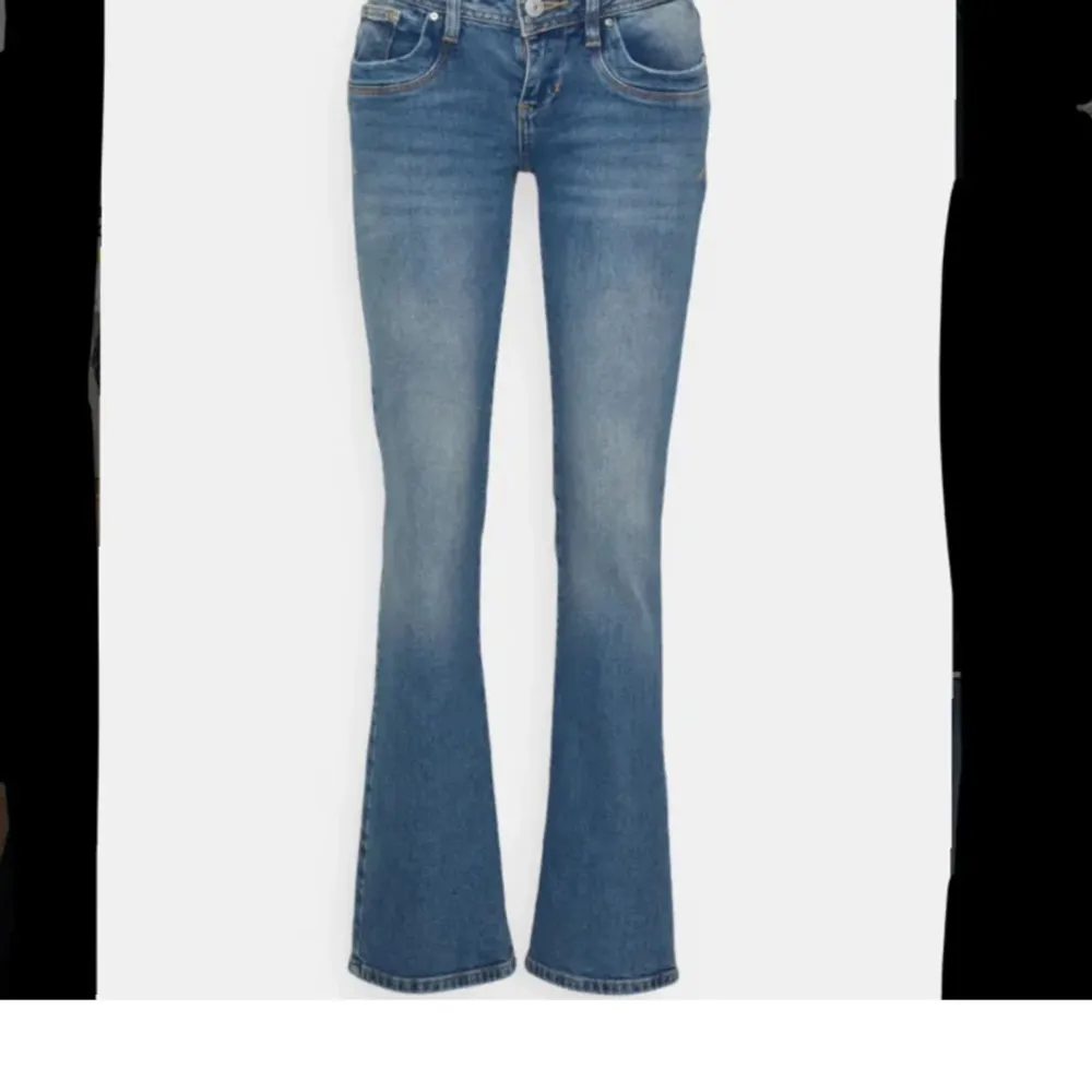 Jag säljer ett par blå lågmidjade jeans från ltb. Säljer för 500 kr nypris för  jeansen är 825 kr. Skriv för fler bilder eller frågor. 💕. Jeans & Byxor.