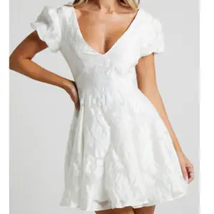 Suuuperfin klänning vit klänning från showpo! Passar perfekt till student. Aldrig använd. 