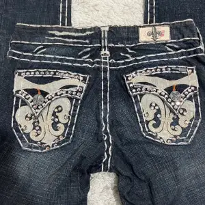 Lowrise jeans med strass, i perfekt skick 💕 Midjan 83cm och innerbens är 75cm 🩶