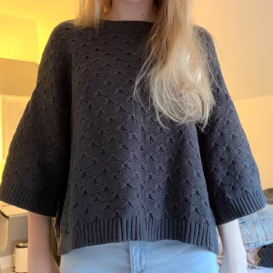 Trekvartsärmad stickad tröja✨✨ - Så snygg trekvartsärmad tröja från Soaked in Luxury, inga defekter! Grå/blå