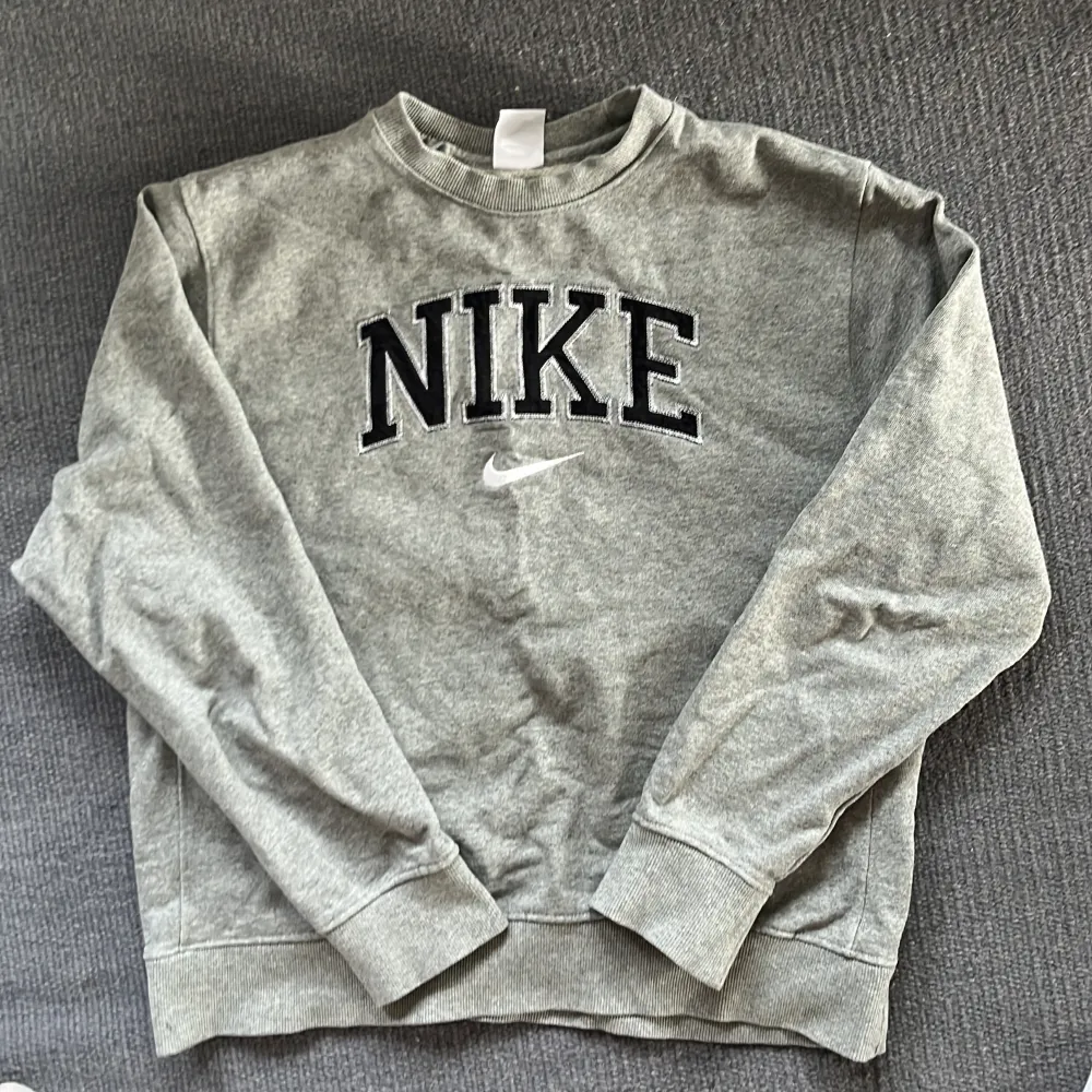 Riktigt snygg Nike sweatshirt i storlek M, har använts väldigt lite så tröjan är i nyskick!🙌🏼. Hoodies.