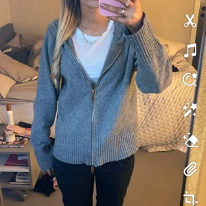 Stickad kofta - Superfin, inga defekter osv❤️ vet inte vad de är för märke