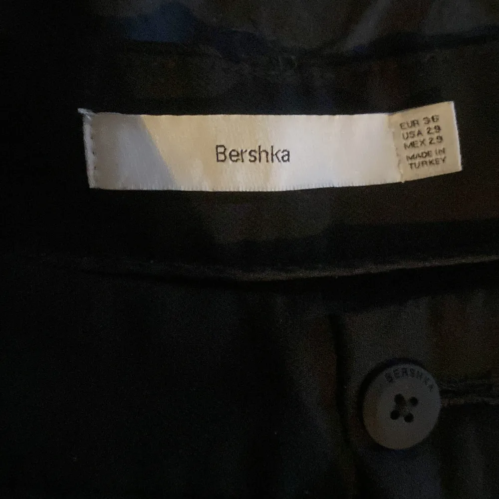 Säljer ett bara byxor från bershaka(kostymbyxor) Nästan aldrig andvända Storlek ses på bilden (eur 36). Jeans & Byxor.