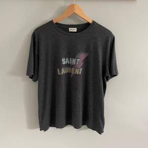 Tja! Saint Laurent t shirt! Skick 7/10 finns tecken på användning! Storlek S! Om du har några frågor eller funderingar är det bara att höra av dig!🙌
