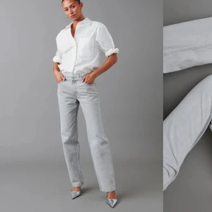 Grå jeans - Jag väljer att sälja dessa jeans pågrund av att dom inte kommer till andvändning så ofta! Köpta för 5 månader sedan men andvända ca 8 gånger. Inget som syns eller märks. Hör gärna av er för fler frågor!❤️  Nypris 500.