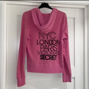 Victoria Secret kofta - Jätte fint skick. Super snyggt kofta som passar till allt. Köpta i London