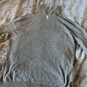 Stickad Jack & Jones Half Zip Xs Grå - 9/10 skick riktigt snygg lite skrynklig då jag inte har använt den så mycket men tvättas självklart innan jag fraktar säljer då den är för stor men riktigt snygg passar till grisch stilen kontakta för frågor 